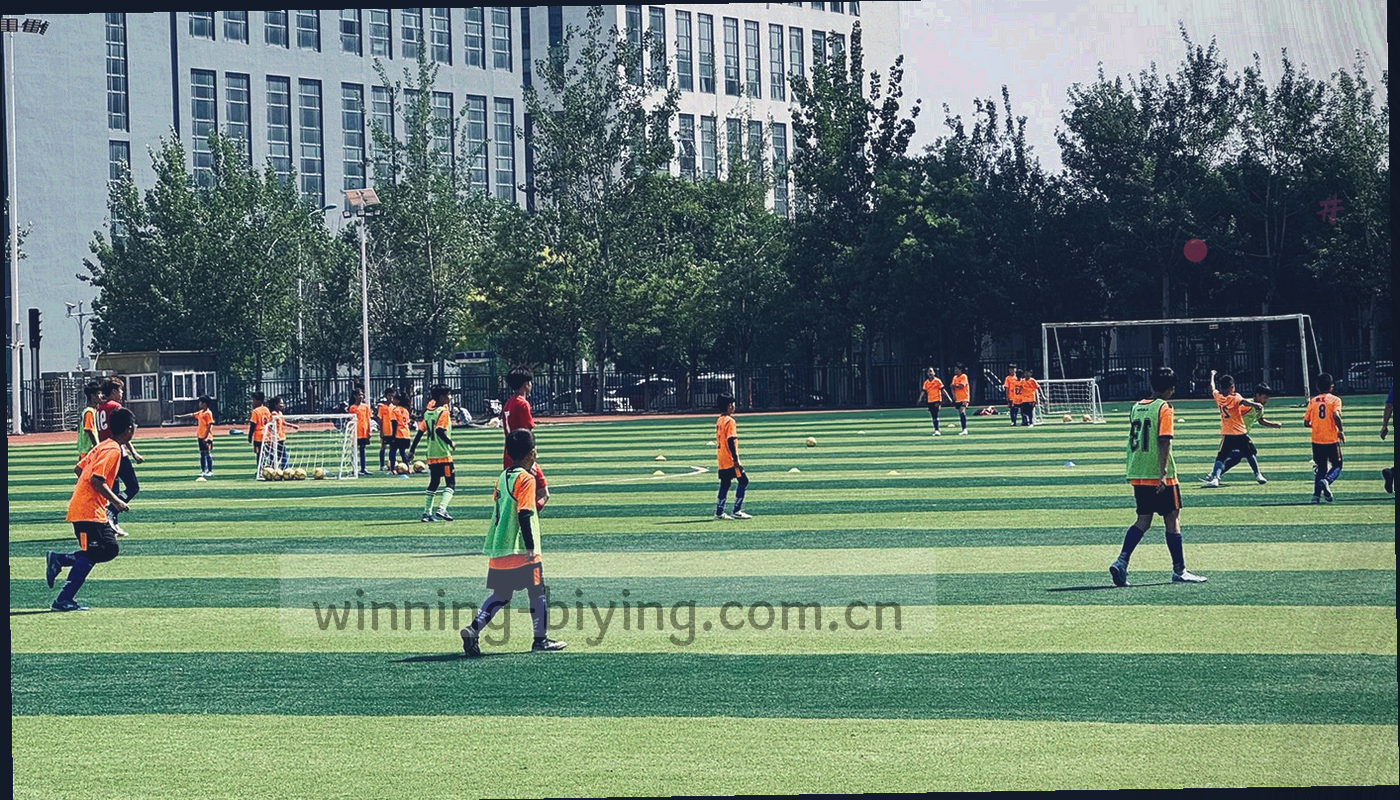 运动瞬间特写，动态模糊，荧光黄轨迹线穿过深色背景